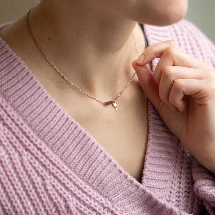 Silberne Halskette mit einer Flasche und Weinglas Drue 135452