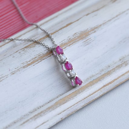 Eleganter Anhänger mit Diamanten und Rubinen Muriel