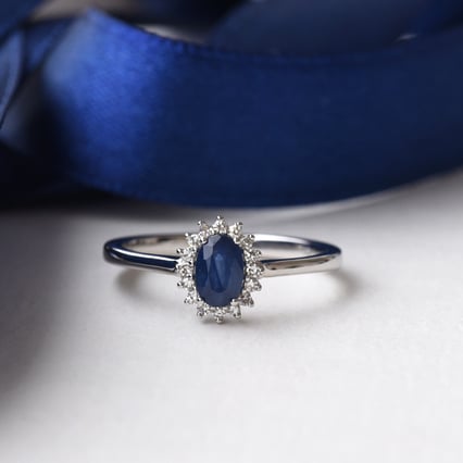 Goldring mit blauem Saphir und Diamanten Clarinda