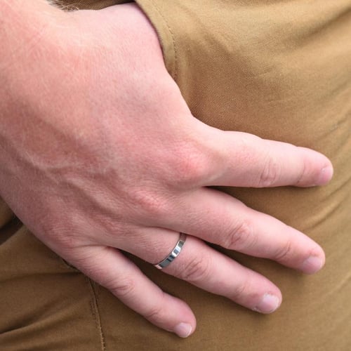 Floraler Damenring mit Diamanten und dezenter Herrenring Emery