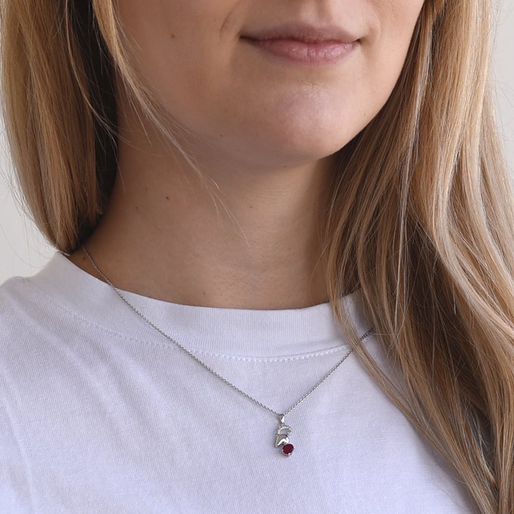 Goldene Halskette mit Rubin 60479