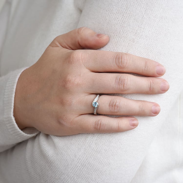 Verlobungsring mit schweizerblauem Topas Lytarie 88621