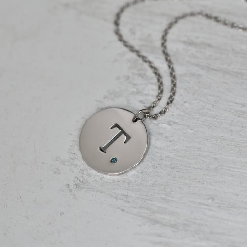 Goldanhänger mit blauen Diamanten und Buchstabe Gravur Sager