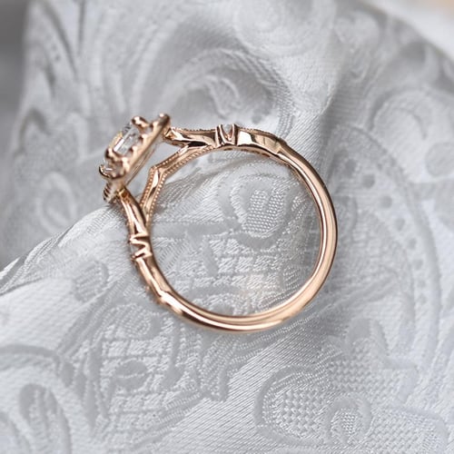 Verlobungsring mit Diamanten im Smaragdschliff Bina