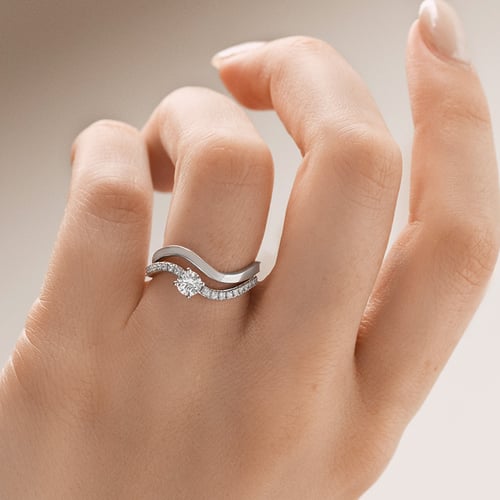 Verlobungsring mit rundem Moissaniten und Lab Grown Diamante in der Größe Ihrer Wahl Elise