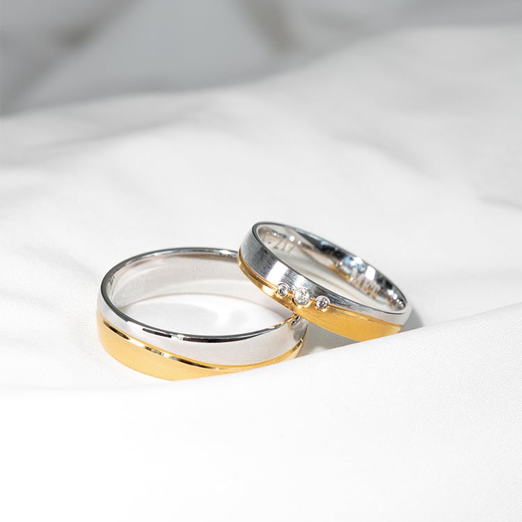 Eheringe aus Gold mit drei Diamanten Brennan 125593