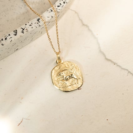 Goldanhänger mit Symbolen des Tierkreiszeichens Steinbock