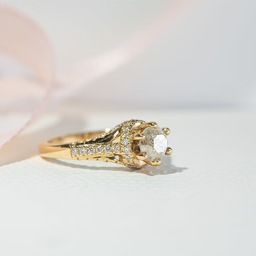 Verlobungsring im Halo-Stil mit einem Salt and Pepper Diamanten Heshmy