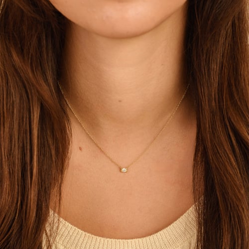 Minimalistische goldene Halskette mit einem Diamanten Gosta