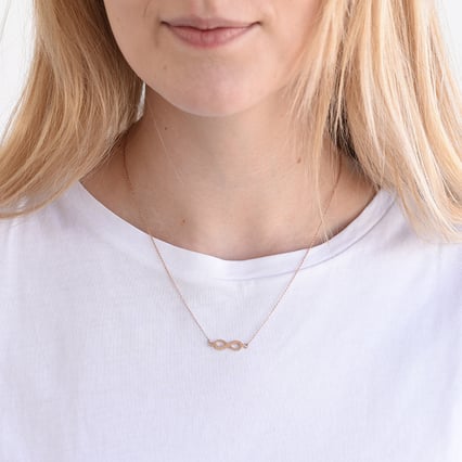Goldene Halskette mit Unendlichkeitssymbol Infinity