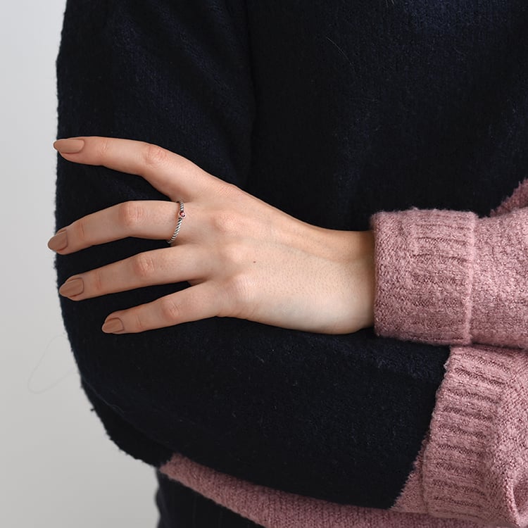 Granat Silberring auf dem Finger 59107