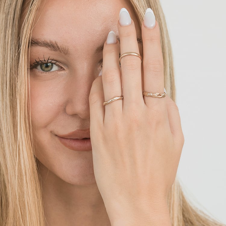 Abgerundete Eheringe aus Gold in der Farbe Hazelnut Ebie 163733