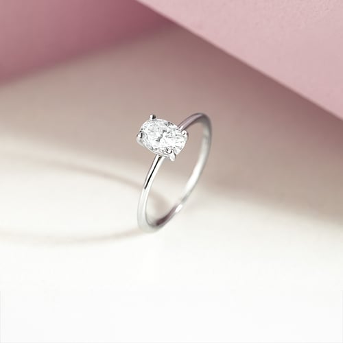 Verlobungsring mit einem ovalen Diamanten Frost