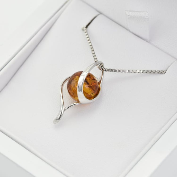 Eleganter Silberanhänger mit Bernstein-Kugel in Eppi-Geschenkbox 18604