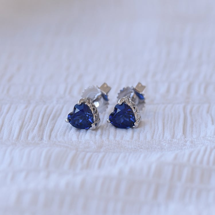 Silberohrringe mit dunkelblauen Saphirherzchen Ila 69134