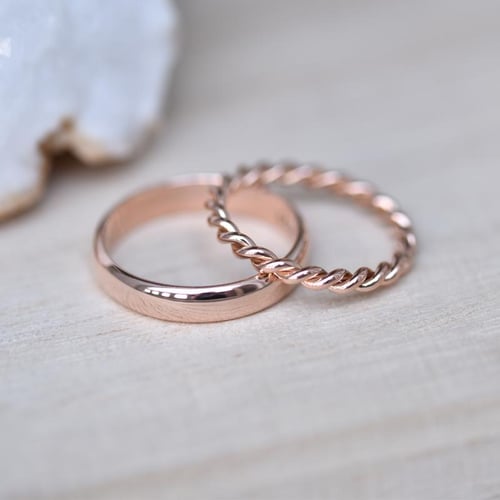 Untraditionelle goldene Trauringe mit Seilmotiv Aase