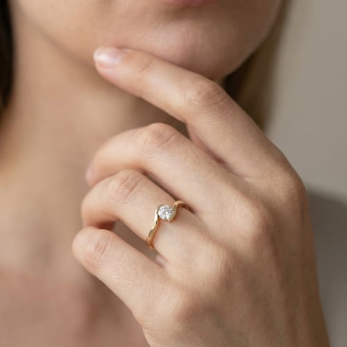 Verlobungsring aus Gold in Haselnussfarbe mit Lab Grown Diamant Saffar
