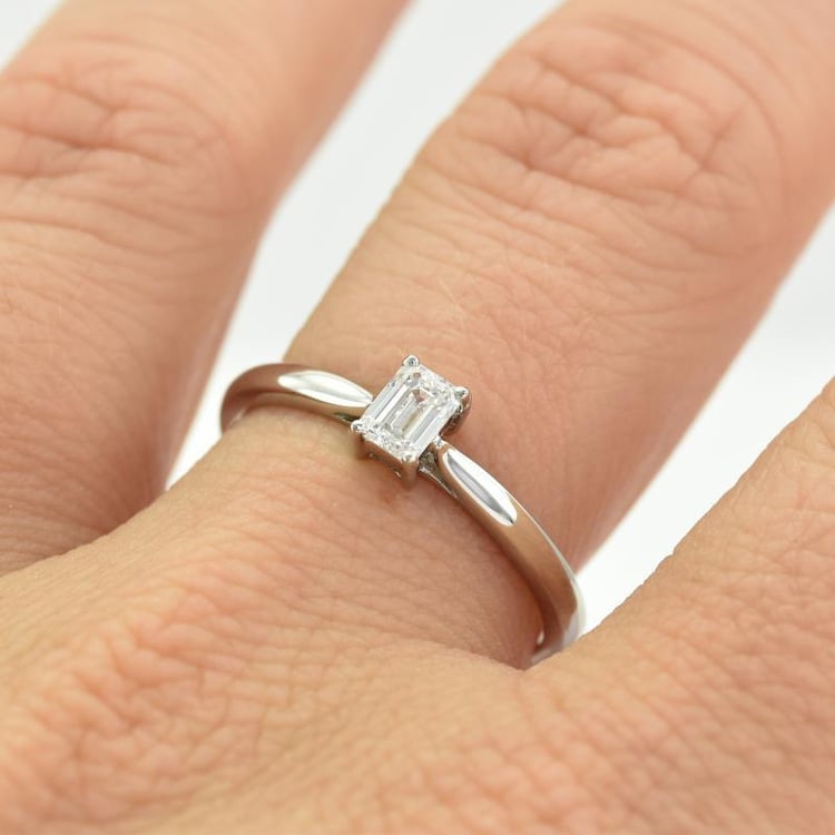 Ring mit Diamant im Smaragd-Schiff 12743