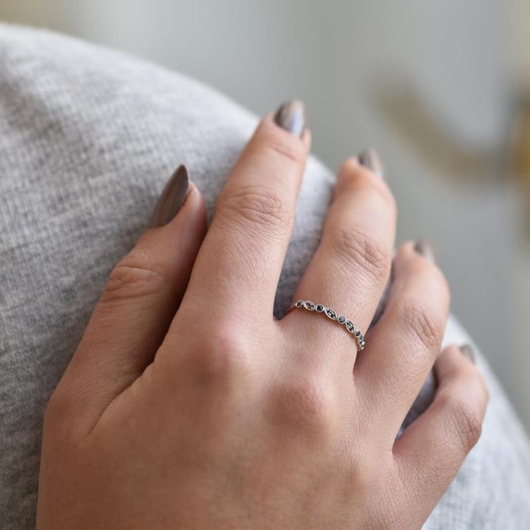 Goldener Eternity Ring auf dem Finger 38589