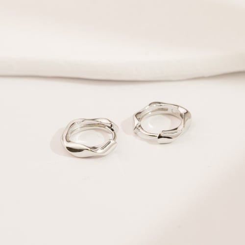 Gewellte runde Ohrringe aus Silber Tilly