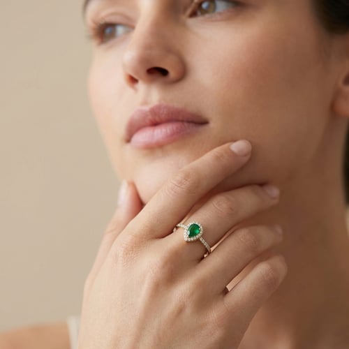Scheidungsring mit Lab Grown Smaragd in Tropfenform und Diamanten Peter