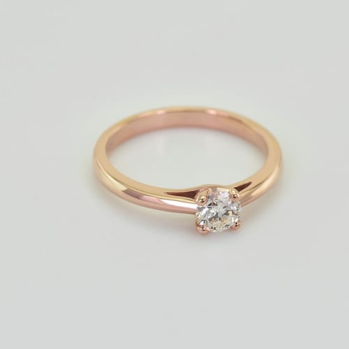 Verlobungsring mit Diamant im Rundschliff Katya