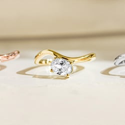 Verlobungsring mit einem ovalen Lab Grown Diamanten Carrie