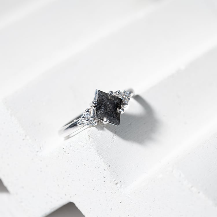 Unikater Ring mit Salt and Pepper Diamant Rogue 128965