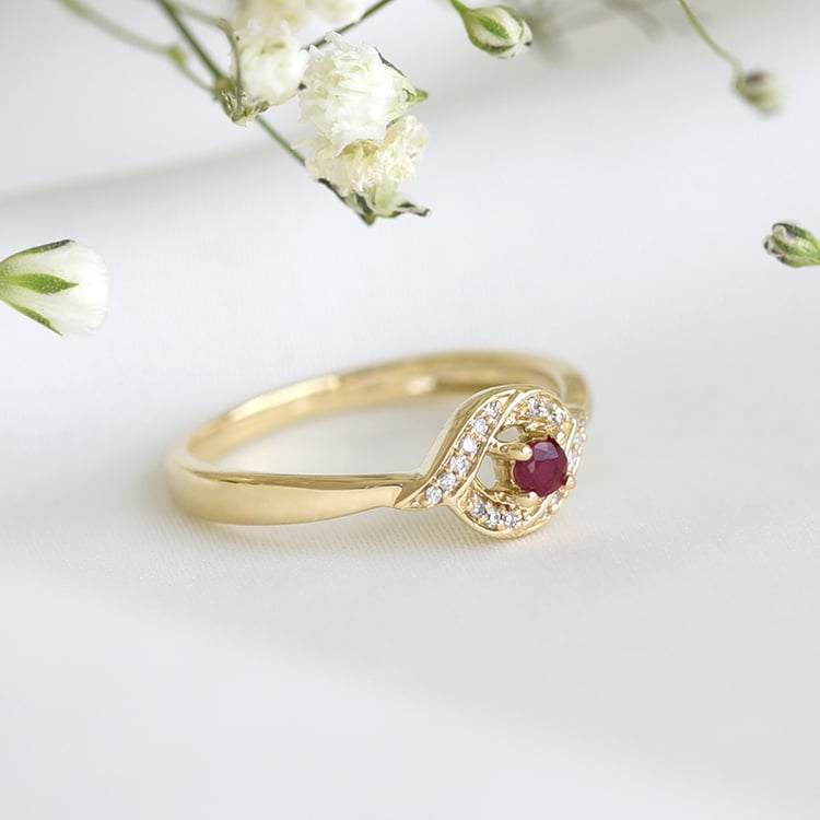 Verlobungsring mit Rubin und Diamanten Nurisa 78191