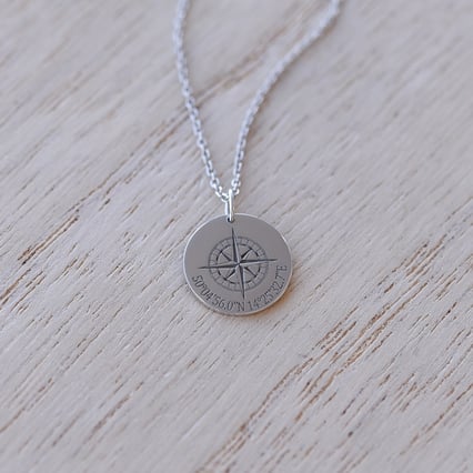 Goldanhänger mit gravierten Wunschkoordinaten Naira