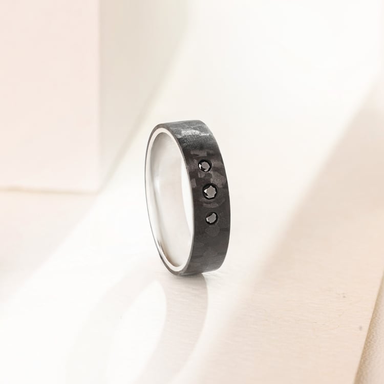Flacher Ring aus Carbon und Gold mit schwarzen Diamanten Walker 164834