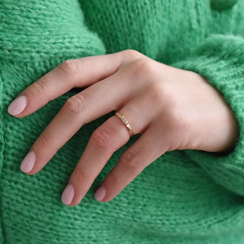 Zarter Ring mit einem Moissanit Xenia