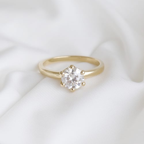 Goldener Verlobungsring mit Solitär-Moissanit Mukti