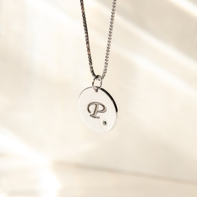 Anhänger aus Gold mit blauen Diamanten und Gravur Cassius 139500