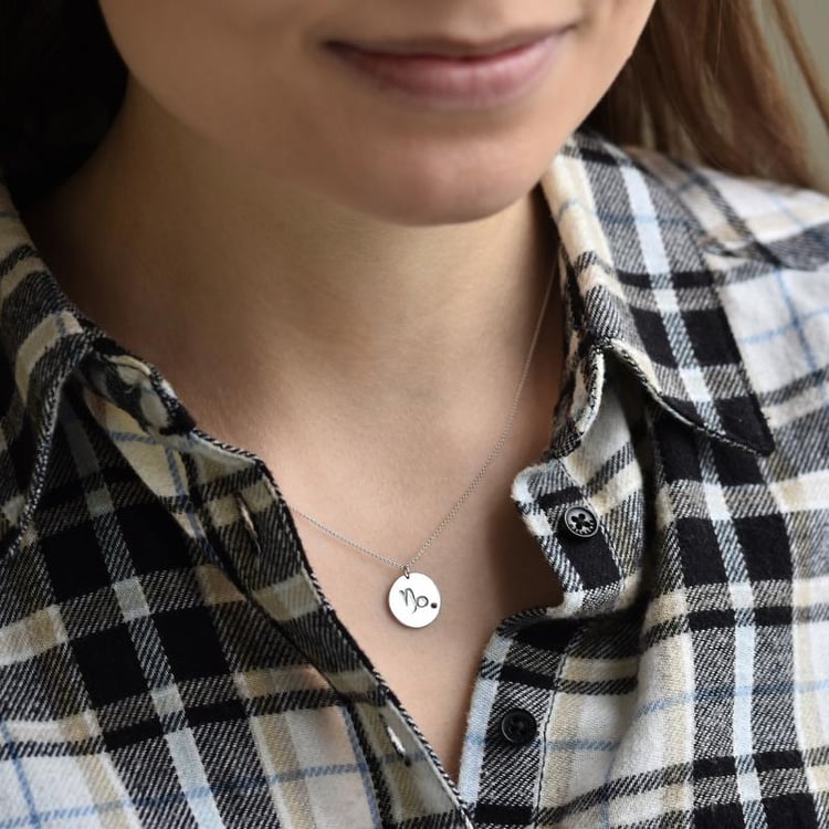 Silberner Anhänger mit Sternzeichen und Granat Steinbock 103442