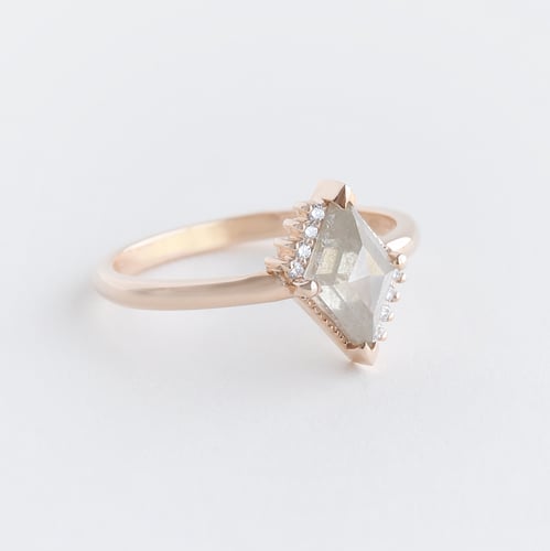 Ring Lozenge mit Salt and Pepper Diamanten und Lab Grown Diamanten Talley
