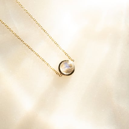 Goldenes Armband mit Mondstein Tanwen