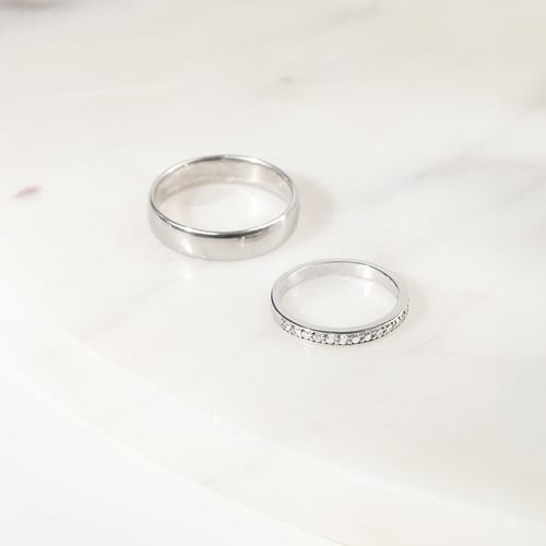 Eheringe aus einem Eternity-Ring mit Moissaniten und einem Komfort-Ring Lorne