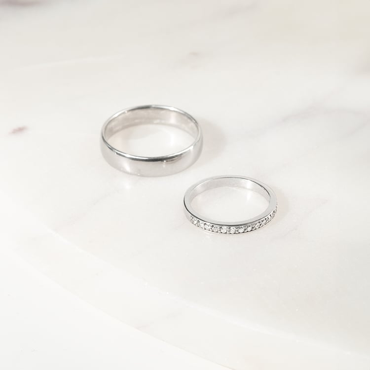 Eheringe aus einem Eternity-Ring mit Moissaniten und einem Komfort-Ring Lorne 136355