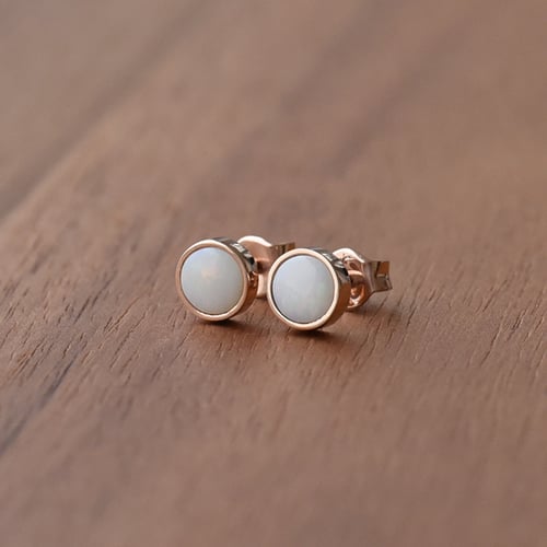 Minimalistische Goldohrringe mit weißen Opalen Aurinda