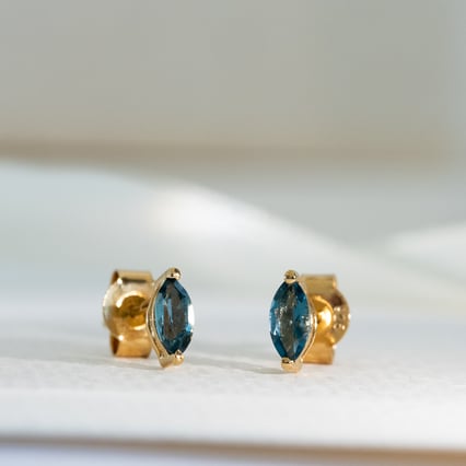 Minimalistische silberne Ohrringe mit Topasen Andine