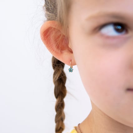 Goldene Kinderohrringe mit blauen Blumen Katey