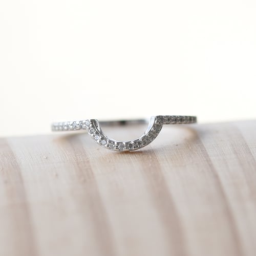 Geformter Trauring voller Diamante Tessie