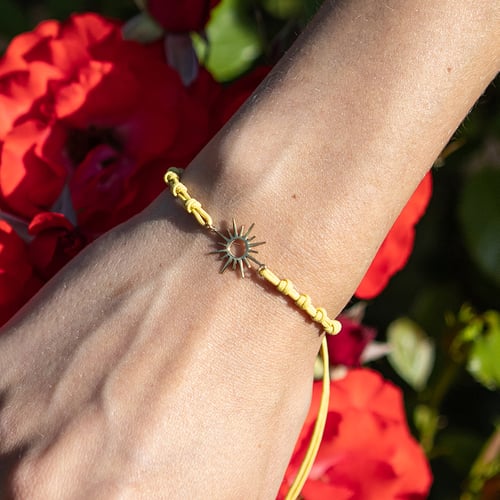 String-Armband mit einer silbernen Sonne Sun