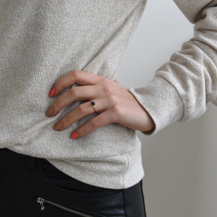 Goldener minimalistischer Ring mit schwarzem Opal Stowy 52361