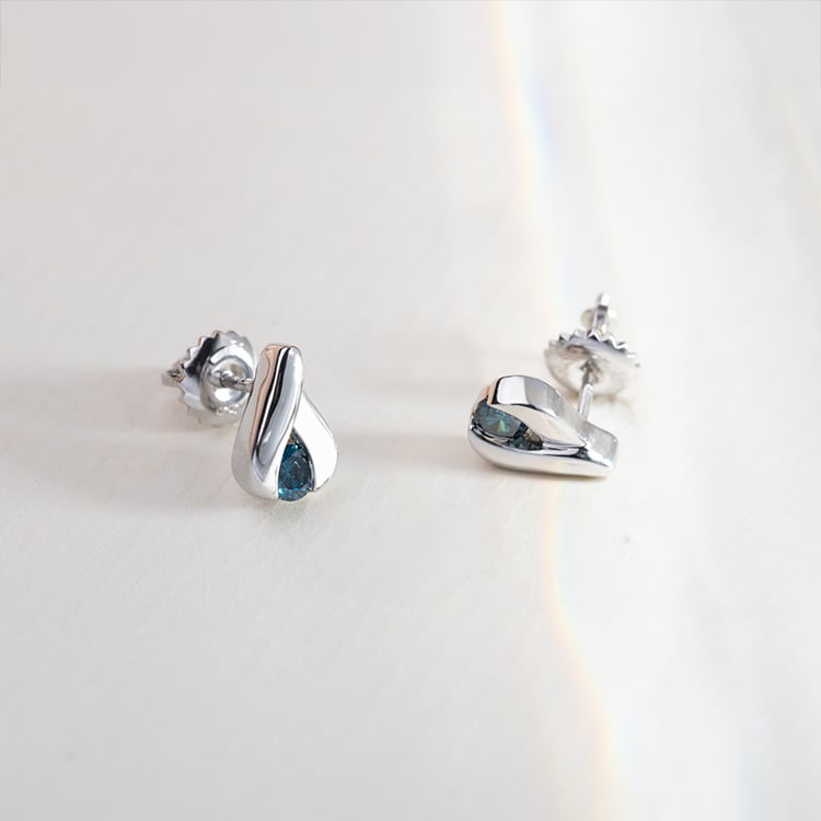 Minimalistisches Set aus Platinschmuck mit blauen Diamanten Hinto 152025