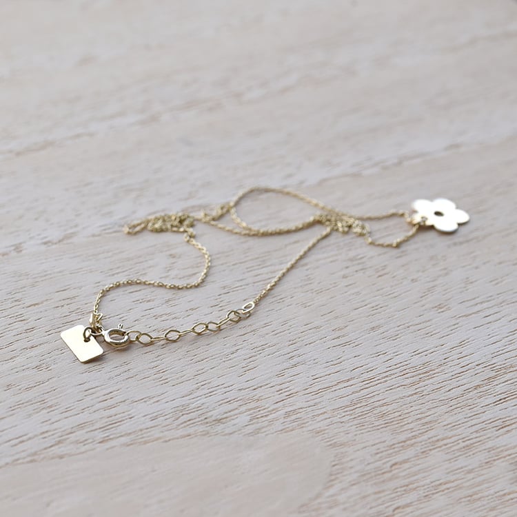 Zarte goldene Halskette mit Anhänger in Blumenform Brilie 67718