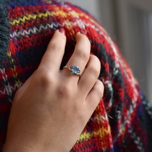 Goldring mit Blautopas und Diamanten Alanyse