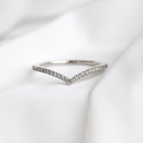Spitz zulaufender Ring mit Diamanten Keila