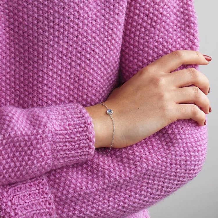 Mondstein weißgold Armband auf dem Arm 70289